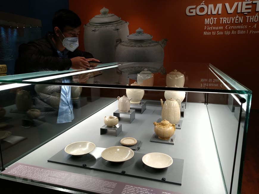 黎朝的白釉陶瓷颜色较为丰富，有象牙白、乳白、亮白带绿等多种颜色，釉面光滑，随着时间的推移出现细小裂纹，给人以深邃之美。越南的陶艺历史悠久，世代相传，为后来制作釉面陶瓷奠定基础，使越南成为世界上釉陶生产早期出现并持续发展的少数国家之一。图自Vietnam+