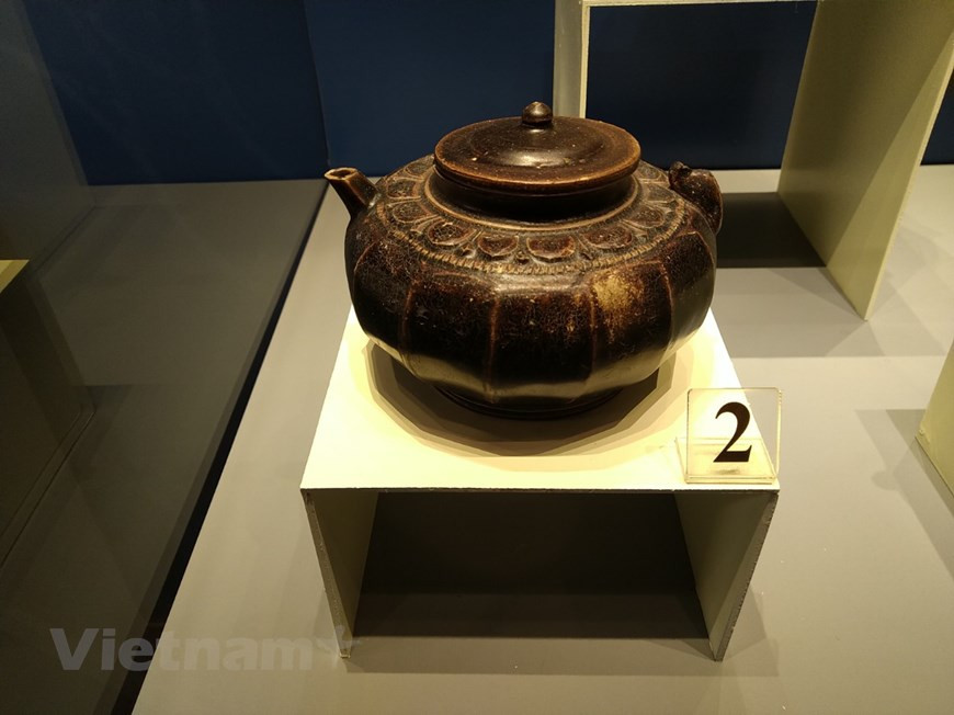 越南陶瓷行业强劲发展，对经济文化复苏和发展起着举足轻重的作用，以丰富的种类、多样的装饰手法、独特的美术风格打造出自己的陶瓷特色。 尤其是黎—陈时期的越南陶瓷发展具有独立性，探索了具有浓郁地方特色的装饰主题，同时也吸收并大力改变外国陶瓷的精髓。图为13-14世纪的棕色搪瓷水壶。图自Vietnam+