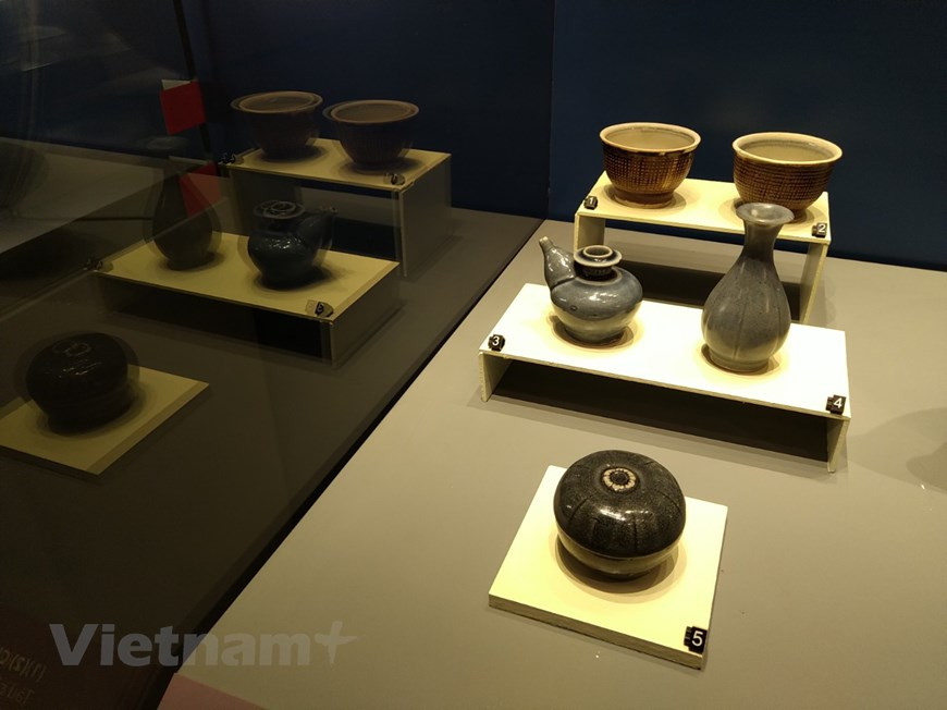 此展向国内外公众介绍了具有2000多年历史的丰富完整、具有高艺术价值的釉陶瓷作品集。展览会根据各个历史发展阶段分为四个展区，即公元前10个世纪， 11-14世纪， 15 至 17 世纪的越南陶瓷和 18 至 19 世纪的钵场陶瓷，介绍越南陶器各个发展时期。图为褐釉和蓝釉。图自Vietnam+