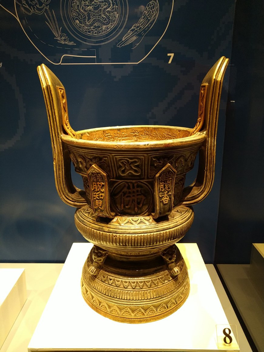 历史的变迁使各陶瓷生产中心从18世纪逐渐淡出， 14世纪形成的钵场传统陶瓷村也受到了影响，陶瓷出口市场已不复存在，但越南陶瓷业凭借国内庞大的消费需求仍保持生机勃勃的状态。这是至今仍存在并持续发展的少数传统陶瓷生产中心之一，成为越南一家生动的博物馆。图为16世纪灰蓝色珐琅香炉。图自Vietnam+