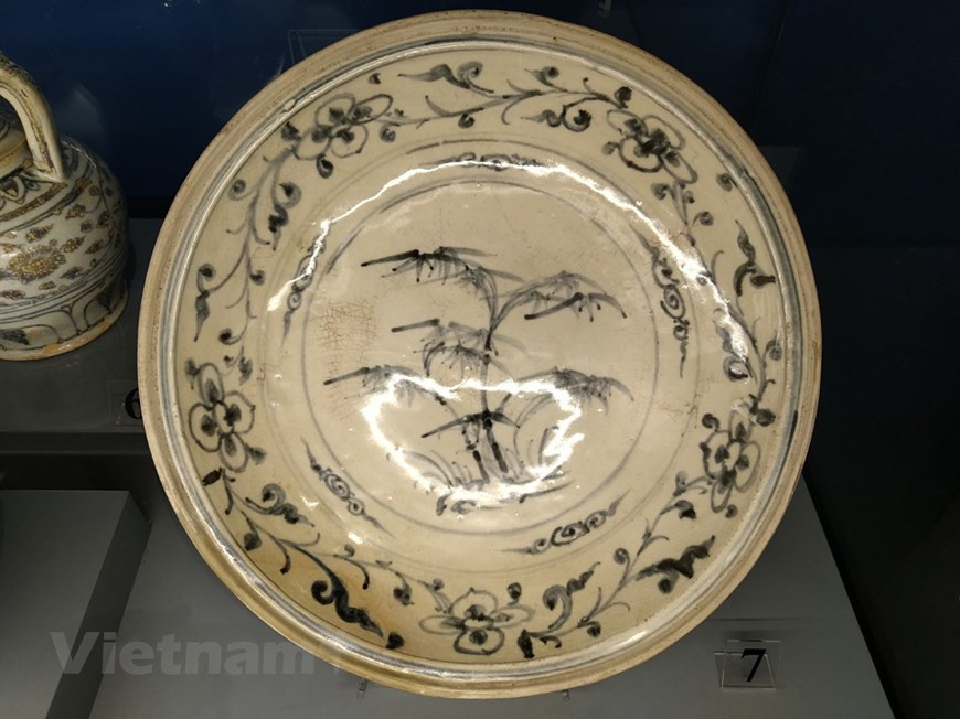 自10世纪开始，陶瓷行业强劲发展，对经济文化复苏和发展起着举足轻重的作用，以丰富的种类、多样的装饰手法、独特的美术风格打造出自己的陶瓷特色。 尤其是黎—陈时期的越南陶瓷发展具有独立性，探索了具有浓郁地方特色的装饰主题，同时也吸收并大力改变外国陶瓷的精髓。图为15世纪蓝色花盘。图自Vietnam+
