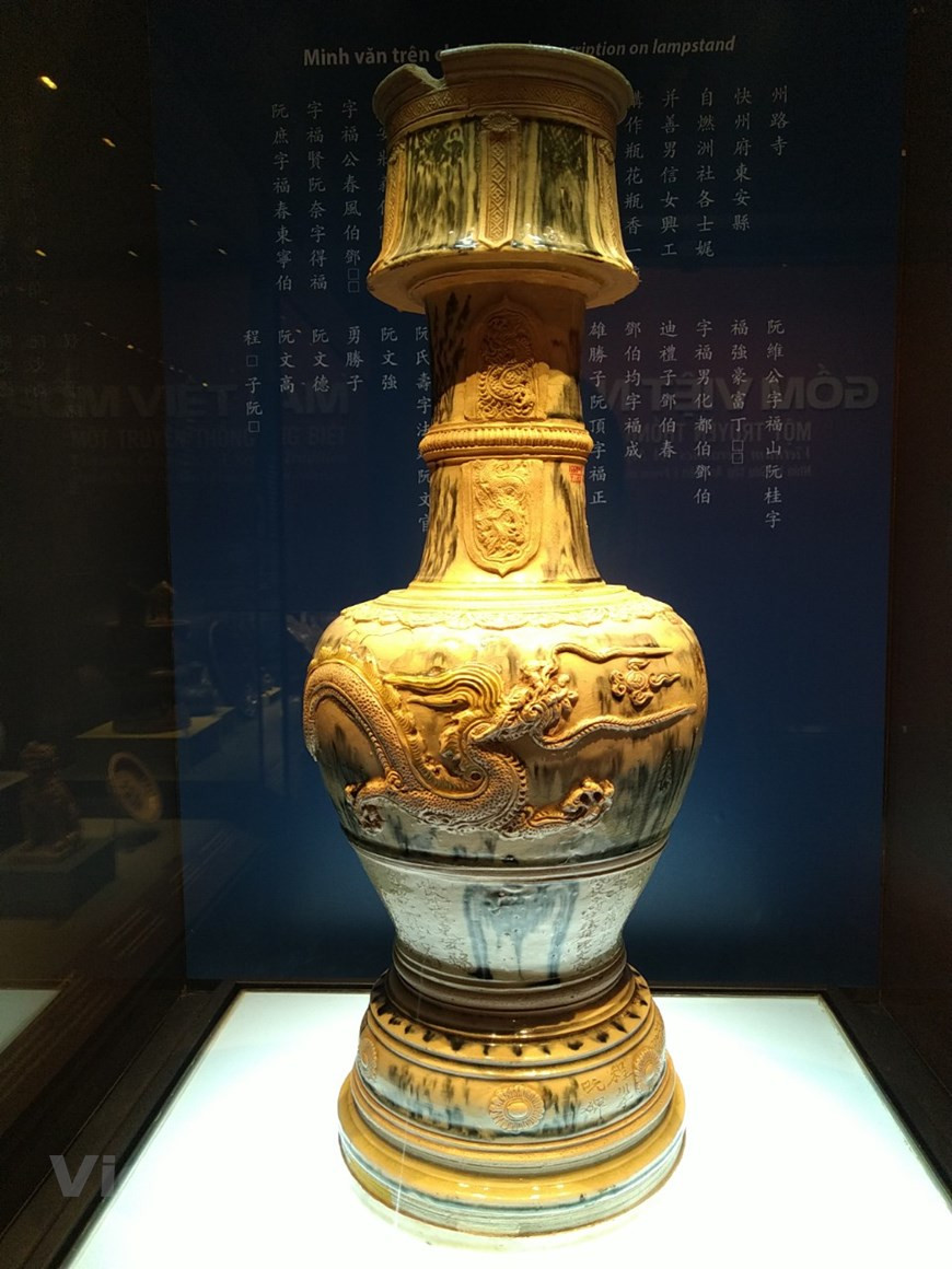 陶瓷行业对经济文化复苏和发展起着举足轻重的作用，以丰富的种类、多样的装饰手法、独特的美术风格打造出自己的陶瓷特色。 尤其是黎—陈时期的越南陶瓷发展具有独立性，探索了具有浓郁地方特色的装饰主题，同时也吸收并大力改变外国陶瓷的精髓。图为17世纪蓝花灯台。图自Vietnam+