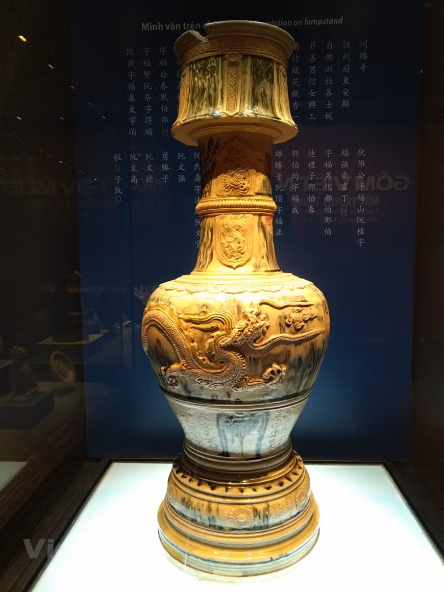 陶瓷行业对经济文化复苏和发展起着举足轻重的作用，以丰富的种类、多样的装饰手法、独特的美术风格打造出自己的陶瓷特色。 尤其是黎—陈时期的越南陶瓷发展具有独立性，探索了具有浓郁地方特色的装饰主题，同时也吸收并大力改变外国陶瓷的精髓。图为17世纪蓝花灯台。图自Vietnam+