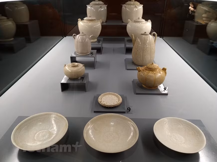 越南的陶艺行业吸收各方精髓，迅速发展并创造了新面貌，为后来制作釉面陶瓷奠定基础，使越南成为世界上釉陶生产早期出现并持续发展的少数国家之一。历史悠久，汇聚民族文化精髓的越南陶瓷深受学者和古董收藏家的喜爱，他们花费大量的时间和精力投入研究和收藏具有高价值的陶瓷作品集。图为李朝时期白釉荷花纹陶器。图自Vietnam+