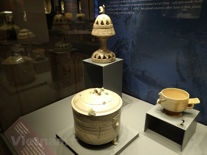 历史的变迁使各陶瓷生产中心从18世纪逐渐淡出，14世纪形成的钵场传统陶瓷村也受到了影响，陶瓷出口市场已不复存在，但越南陶瓷业凭借国内庞大的消费需求仍保持生机勃勃的状态。这是至今仍存在并持续发展的少数传统陶瓷生产中心之一，成为越南一家生动的博物馆。图为16世纪灰蓝色珐琅香炉。图自Vietnam+