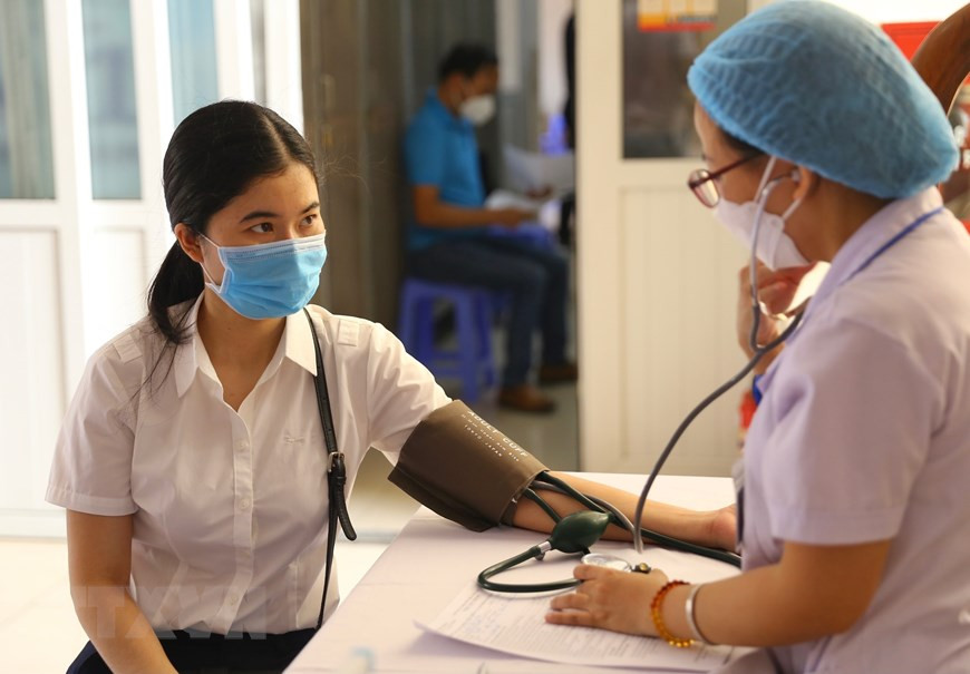 还剑郡居民在接种之前进行健康筛查。图片来源：越通社