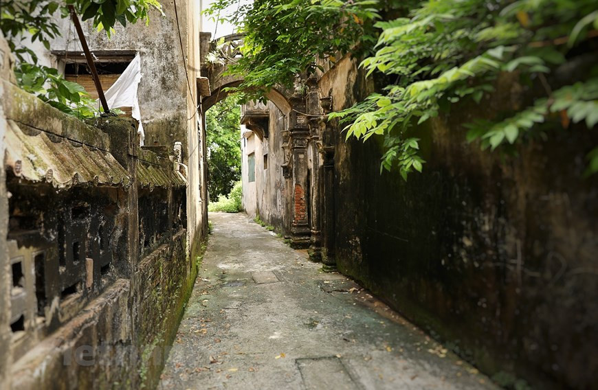 除了缝制衣服之外，旧村村民也凭借灵巧才华的双手，在村内兴建了融合东西方建筑艺术的“别墅”。于 2020 年 2 月启动的“旧村——缝纫与旅游村”项目推出了符合新趋势的解决方案，为该村打造与众不同的新特色，希望旧村在不久的将来成为创意中心，为创意城市河内的以文化资源和文化创意为发展过程的基础，实现城市可持续发展目标做出贡献。图自Vietnam+