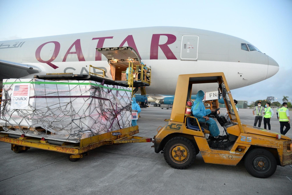 200多万剂Moderna新冠疫苗运往内排国际机场。图自越通社