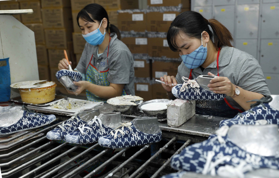 河西纺织化学有限公司皮鞋生产活动。图片来源：越通社 