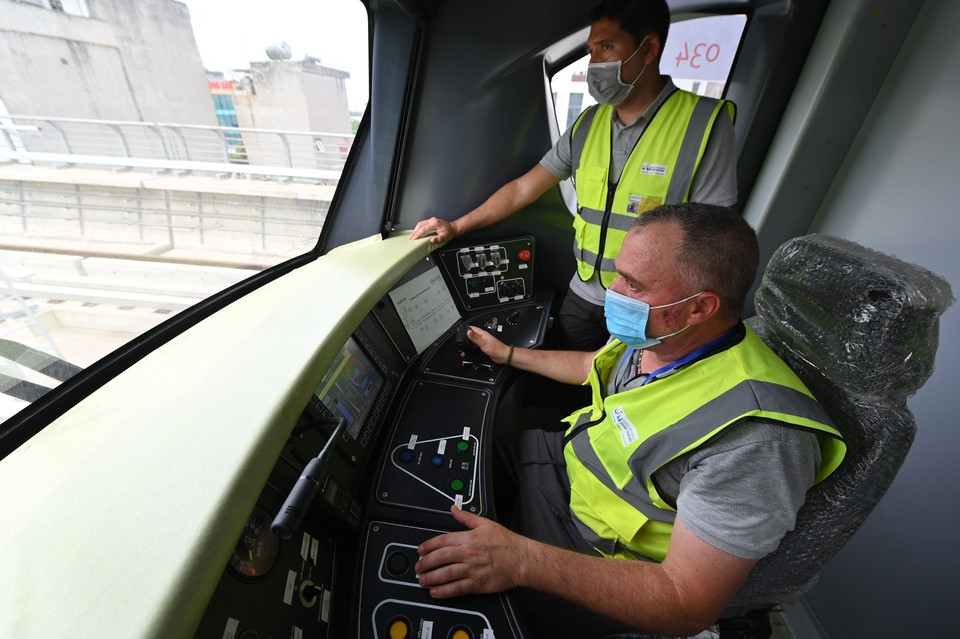 列车进入试跑。截至2021年6月末，承包商已基本完成独立测试，并在外国顾问、投资方和相关承包商的见证下，对各子项目进行联动测试。图片来源：越通社