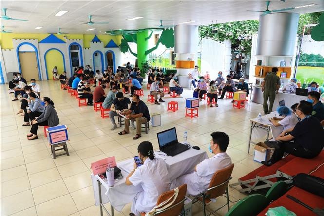 疫苗接种后，居民们要留观一个小时，无任何不良反应才可离开。图片来源：越通社