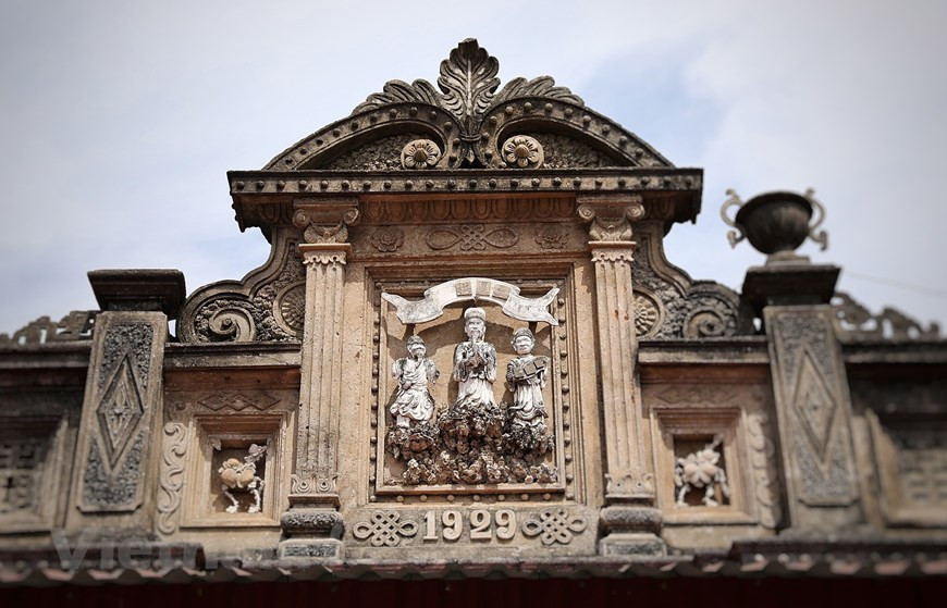 旧村目前最古老之屋原来是副攸（Phó Du）老人的房子，结合了东西方的建筑风格。在阁楼上，有福禄寿三星浮雕，上面还写着“三星拱照”四个汉字。这是东方文化中熟悉的三星：福星，禄星，寿星，古人按照自己的理解和感受，赋予他们非凡的神性和独特的人格魅力。图自Vietnam+