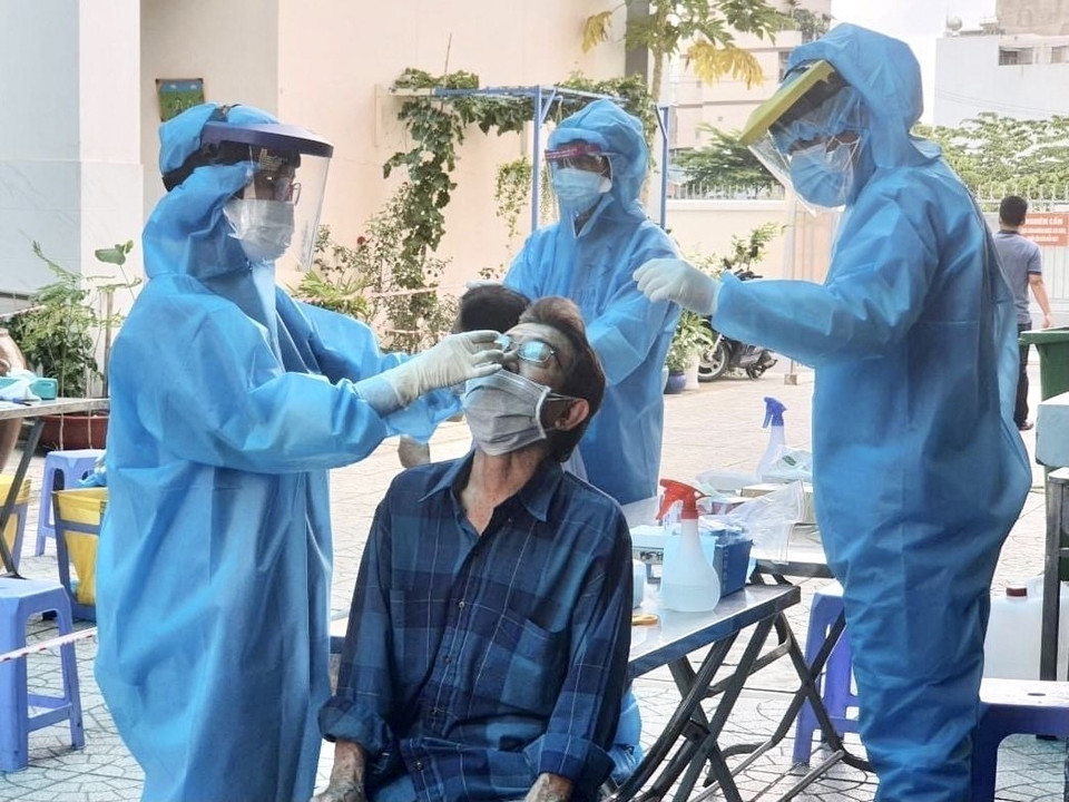 医科大学学生对第四军第三号坊居民进行采样检测。图自越通社