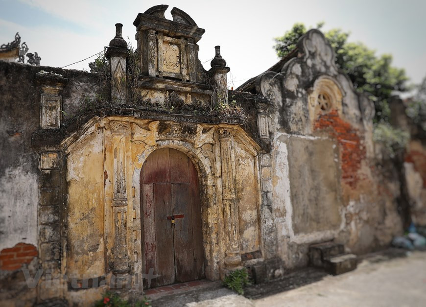随着时间的沉淀与起伏，经历了许多起起落落，旧村仍然具有怀旧的价值。 这个地方也被喻为“河城之西洋村”，因为这里仍然保留着西欧风格美丽和精致的装饰。这种建筑风格使旧村不同于唐林、约礼、巨陀等越南北部其他古老村庄。图自Vietnam+