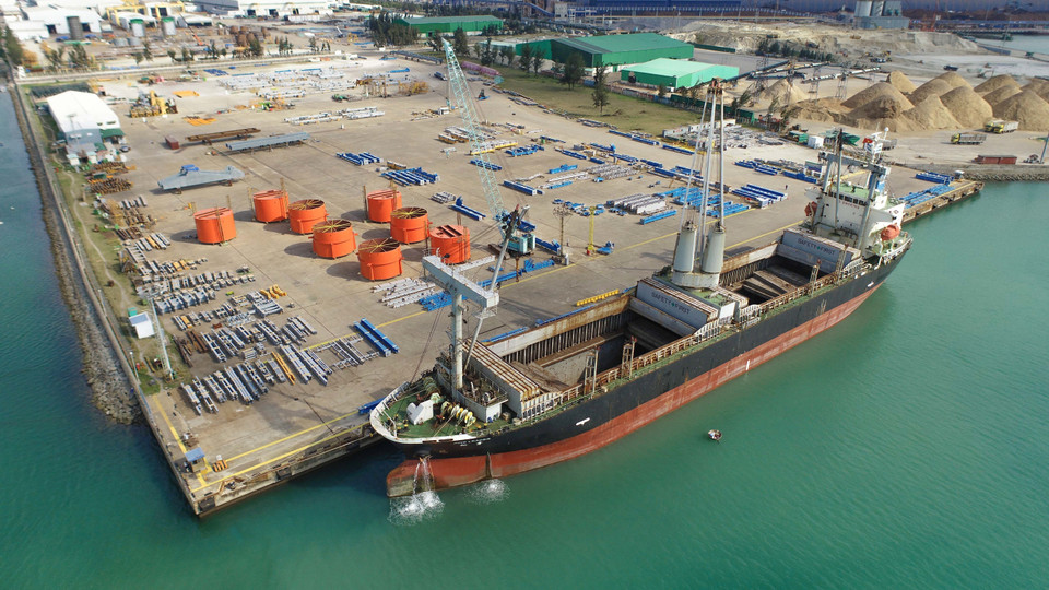 ##s###越南斗山重工业有限公司向印度尼西亚出口首批货，重量为1560吨的九号和十号热电项目的无压锅炉设备。图片来源：越通社 