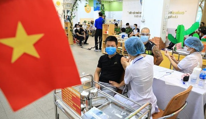 还剑郡居民在行芃、行𪔠、陈兴道、南门等坊接种新冠疫苗。图片来源：越通社