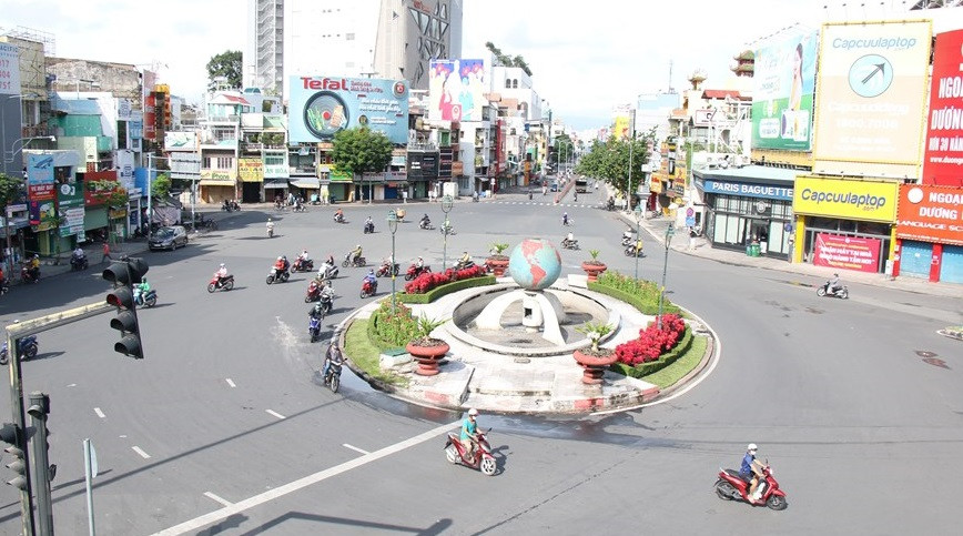 共和十字路口的车流量没有往日多。图自越通社