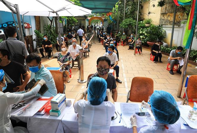 还剑郡居民在行芃、行𪔠、陈兴道、南门等坊接种新冠疫苗。图片来源：越通社