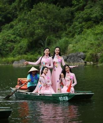 2019年华闾选美比赛前15名佳丽21日参观游览长安旅游景点。图自宁平省政府门户网站