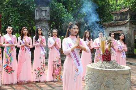 2019年华闾选美比赛前15名佳丽21日向华闾古都遗迹区上香。图自宁平省政府门户网站