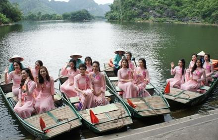 2019年华闾选美比赛前15名佳丽21日参观游览长安旅游景点。图自宁平省政府门户网站