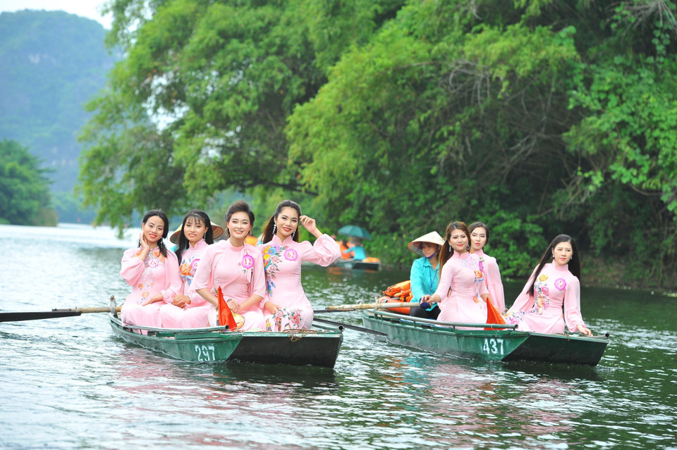 2019年华闾选美比赛前15名佳丽21日参观游览长安旅游景点。越通社记者明德 摄
