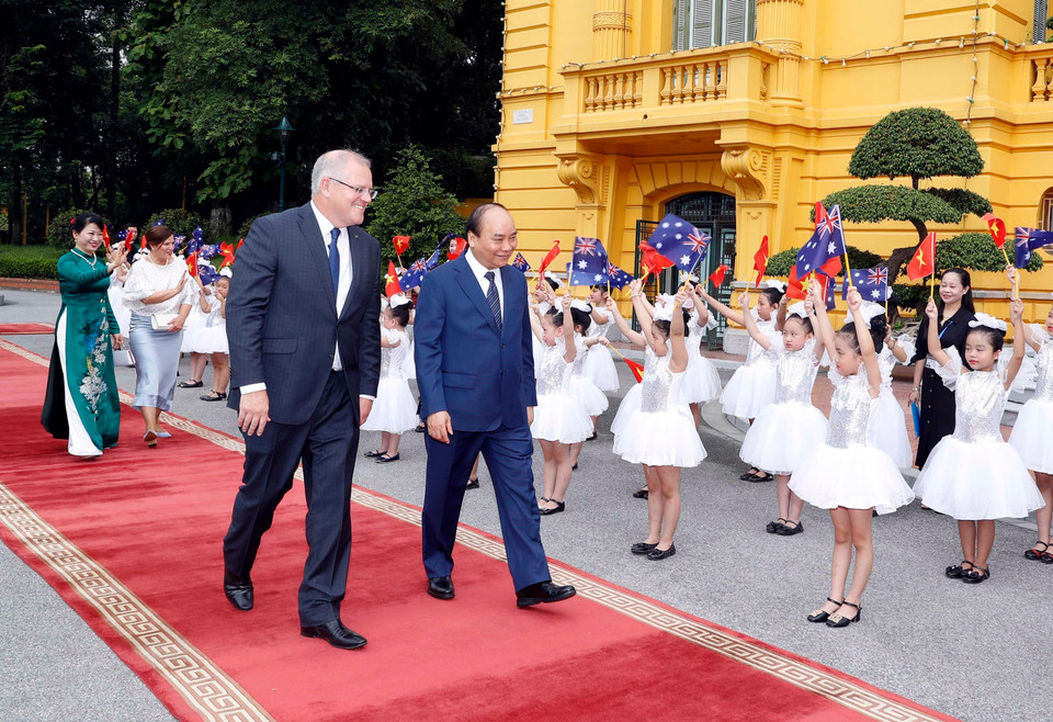 8月23日上午，越南政府总理阮春福为澳大利亚总理斯科特·莫里森举行隆重的欢迎仪式。越通社记者文叠 摄