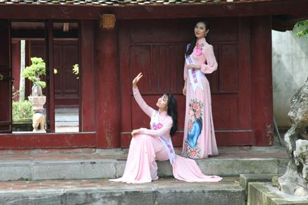 2019年华闾选美比赛前15名佳丽21日参观访问华闾古都遗迹区。图自宁平省政府门户网站