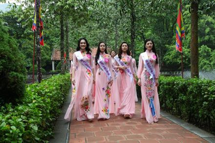 2019年华闾选美比赛前15名佳丽21日向华闾古都遗迹区上香。图自宁平省政府门户网站