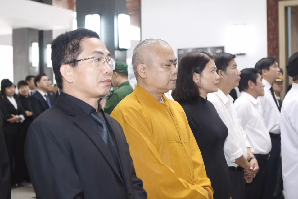 胡志明市宗教神职人员前来吊唁杜梅同志。越通社记者 黄海 摄