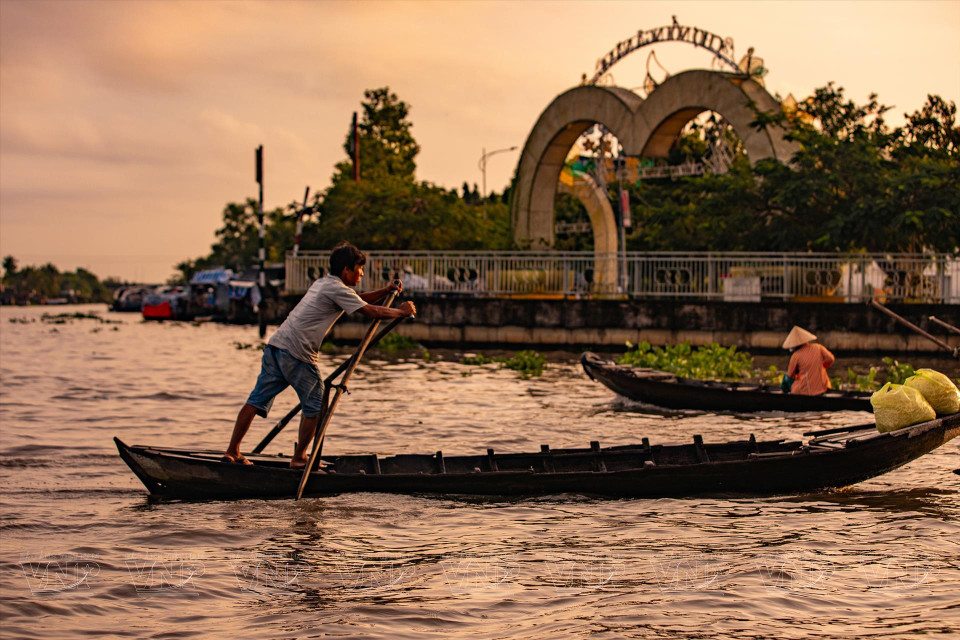 尽管目前有许多电动船，但在水上市场上，居民们还是使用瓜皮船的。图自越通社/《越南画报》