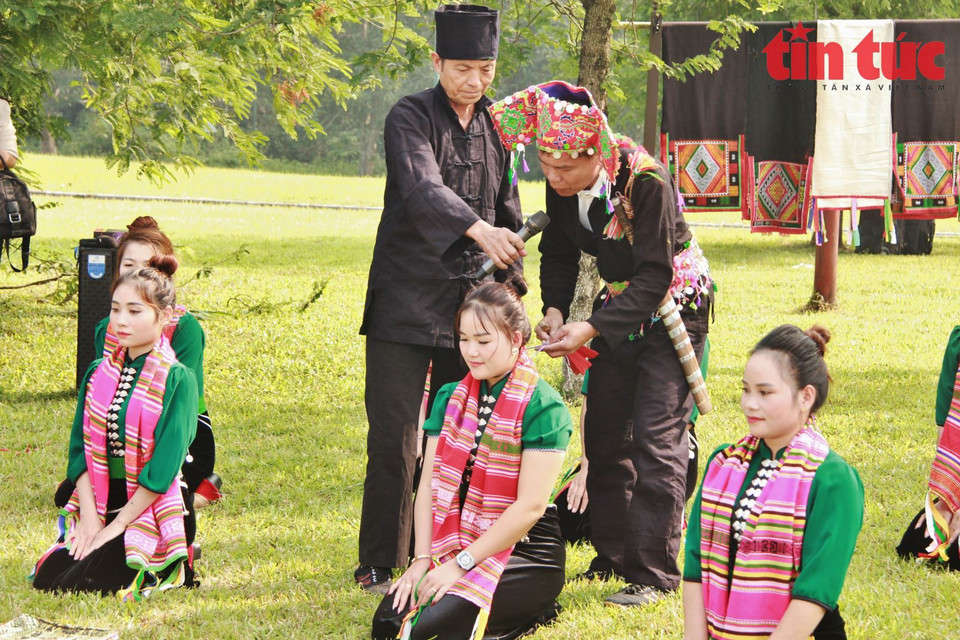 每年农历三月初十是“天金邦”节的主日，其重要内容是在“天房”举行的祭祀仪式。在这里，“天婆”为村民们举行祭祀仪式以祈求好运、永远健康和富裕； 祈求风调雨顺、五谷丰登、全年吉祥、生活平安、阖家幸福。图自越通社/《信息报》