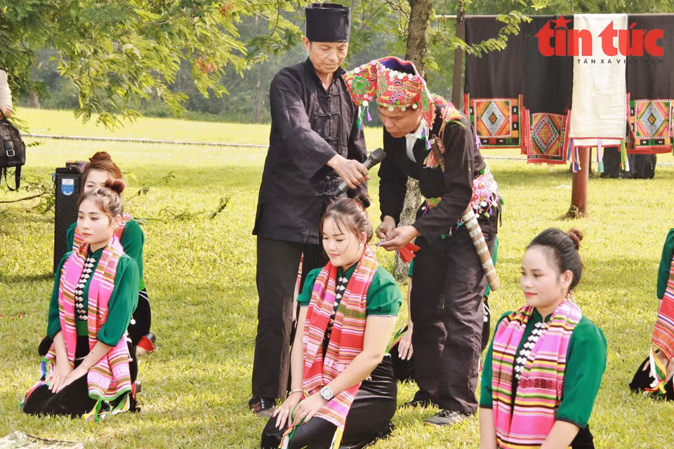 每年农历三月初十是“天金邦”节的主日，其重要内容是在“天房”举行的祭祀仪式。在这里，“天婆”为村民们举行祭祀仪式以祈求好运、永远健康和富裕； 祈求风调雨顺、五谷丰登、全年吉祥、生活平安、阖家幸福。图自越通社/《信息报》