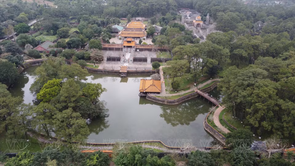从高处俯瞰嗣德陵。嗣德陵是顺化皇陵中环境最优美的一座。图自：越通社/越南画报