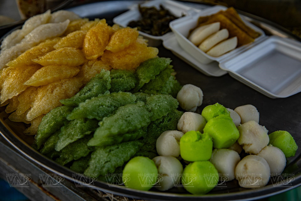 一些民间米饼在五叉河口水上集市上出售。图自越通社/《越南画报》