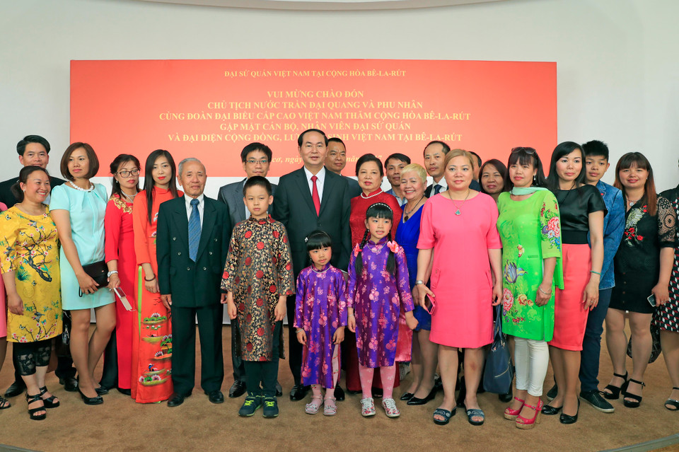 国家主席陈大光和夫人与越南驻白俄罗斯大使馆全体工作人员和旅白越侨和留学生合影。（图片来源：越通社）