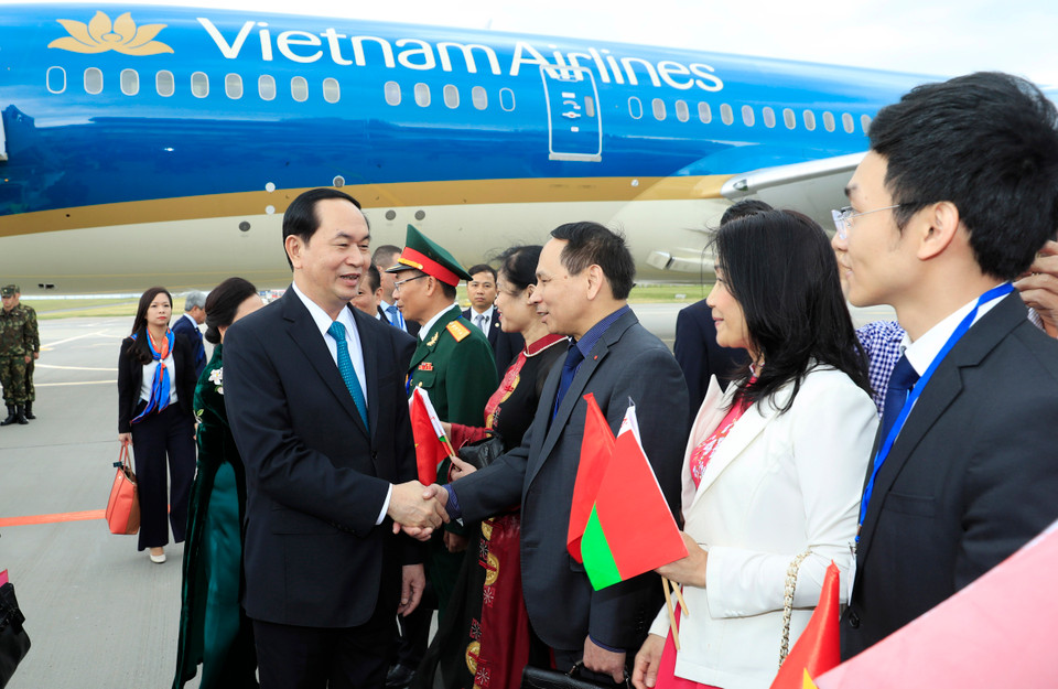 越南驻白俄罗斯大使馆干部、旅居白俄罗斯越南人代表和在白俄罗斯学习的留学生代表等热烈欢迎越南国家主席陈大光和夫人及越南高级代表团访问白俄罗斯。（图片来源：越通社）