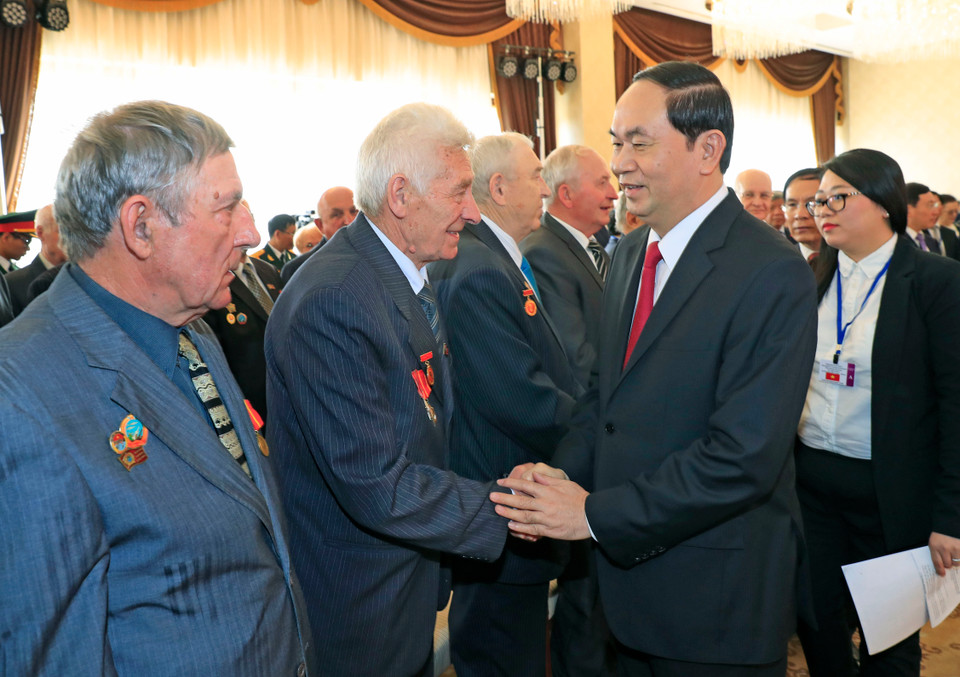 国家主席陈大光亲切会见白越友好协会代表和援越的白俄罗斯老战士。（图片来源：越通社）