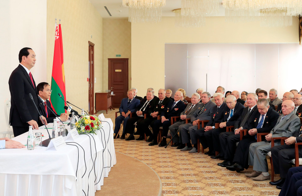 国家主席陈大光亲切会见白越友好协会代表和援越的白俄罗斯老战士。（图片来源：越通社）