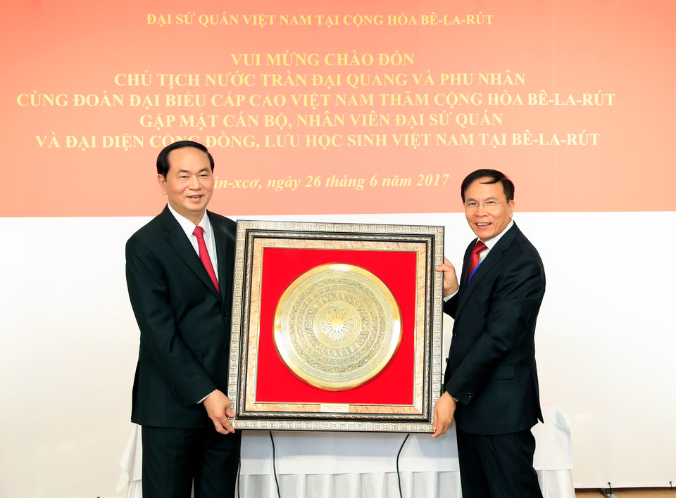 陈大光向越南驻白俄罗斯大使馆代表赠送礼物。（图片来源：越通社）