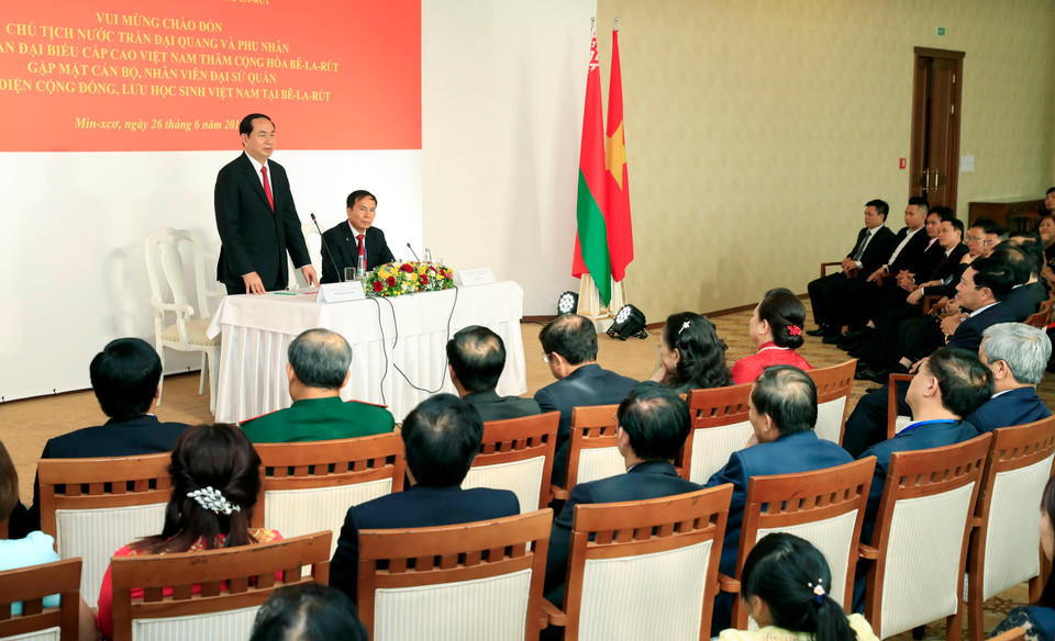 国家主席陈大光和夫人一行亲切会见越南驻白俄罗斯大使馆全体工作人员和旅白越侨和留学生。（图片来源：越通社）