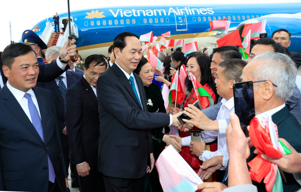 越南驻白俄罗斯大使馆干部、旅居白俄罗斯越南人代表和在白俄罗斯学习的留学生代表等热烈欢迎越南国家主席陈大光和夫人及越南高级代表团访问白俄罗斯。（图片来源：越通社）