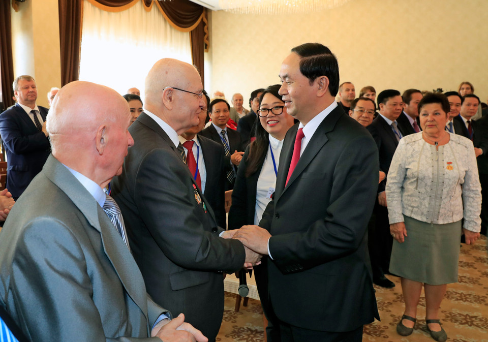 国家主席陈大光亲切会见白越友好协会代表和援越的白俄罗斯老战士。（图片来源：越通社）