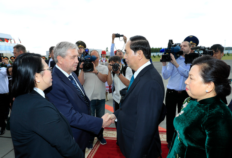 白俄罗斯政府副总理弗拉基米尔·谢马什科到机场迎接。（图片来源：越通社）