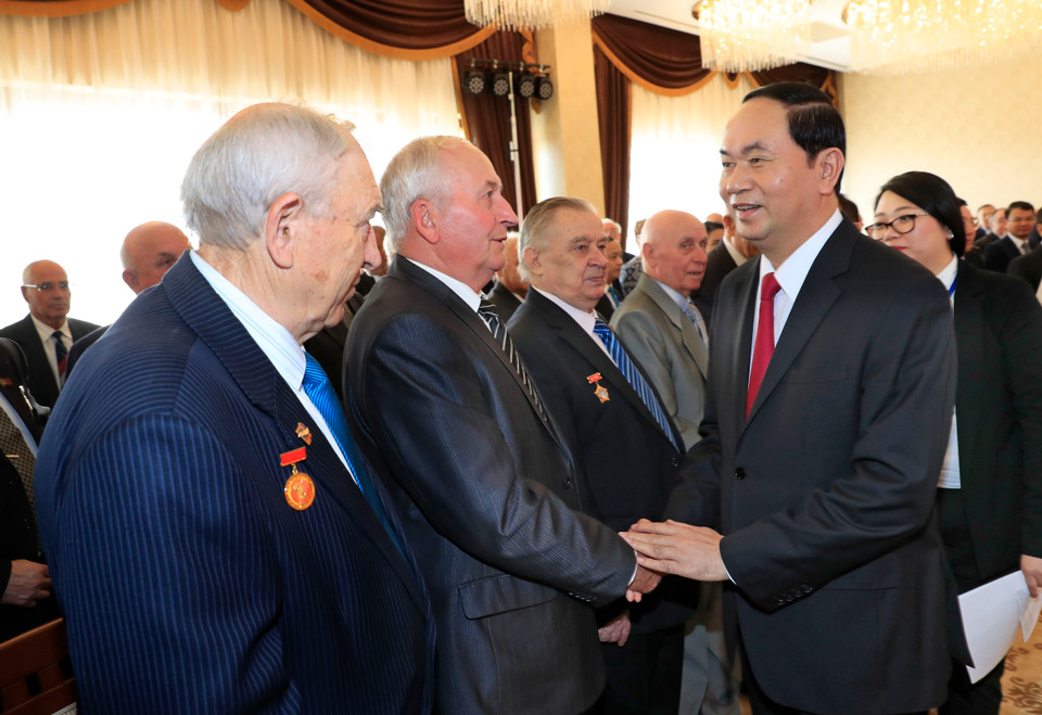 国家主席陈大光亲切会见白越友好协会代表和援越的白俄罗斯老战士。（图片来源：越通社）