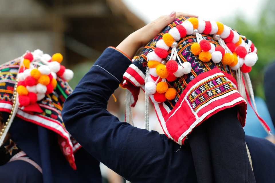 山头瑶族妇女的传统服装包括长衣、围兜、裤子、腰带、绑腿、头巾以及配饰等。图自越通社/越南画报