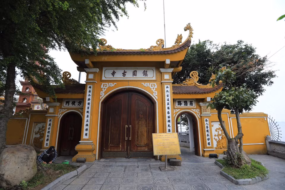 镇国寺的门口。图自越通社