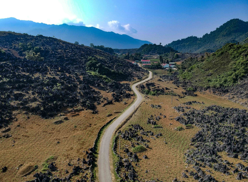 各条道路被层层叠叠猫耳石山包围。图自越通社