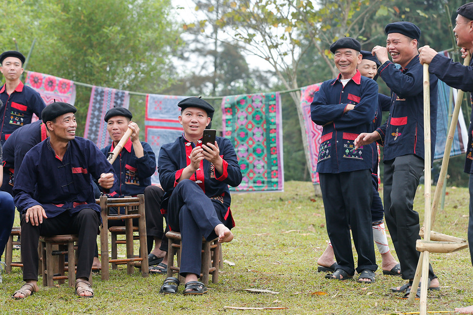 服装是个重要因素，充分体现该族同胞的创造力，有助于保护与弘扬山头瑶族同胞文化价值。图自越通社/越南画报
