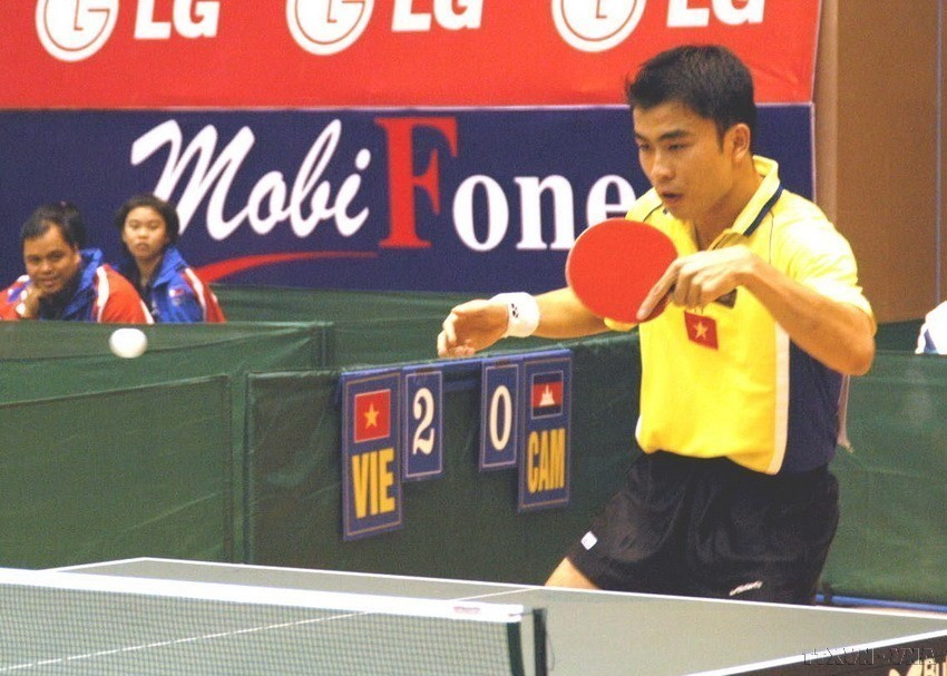 2003年12月6日在海阳省体育馆，越南男运动员陈俊琼与柬埔寨运动员竞技。图自越通社。